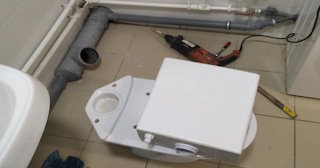 Установка напольного унитаза в Алексеевке: монтаж под ключ от СантехДомЛкв от 5275 рублей.